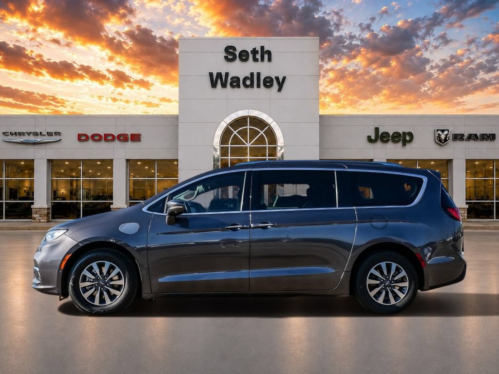 Used 2021 Chrysler Pacifica Touring-L FWD image 4