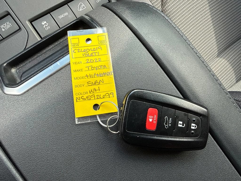 Used 2022 Toyota Highlander LE AWD/4WD image 37