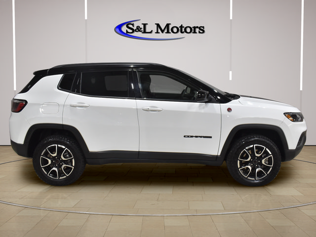 Used 2025 Jeep Compass Trailhawk AWD/4WD image 9
