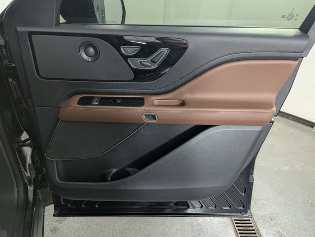 Used 2025 Lincoln Aviator Reserve w/ Jet Appearance Package image 22