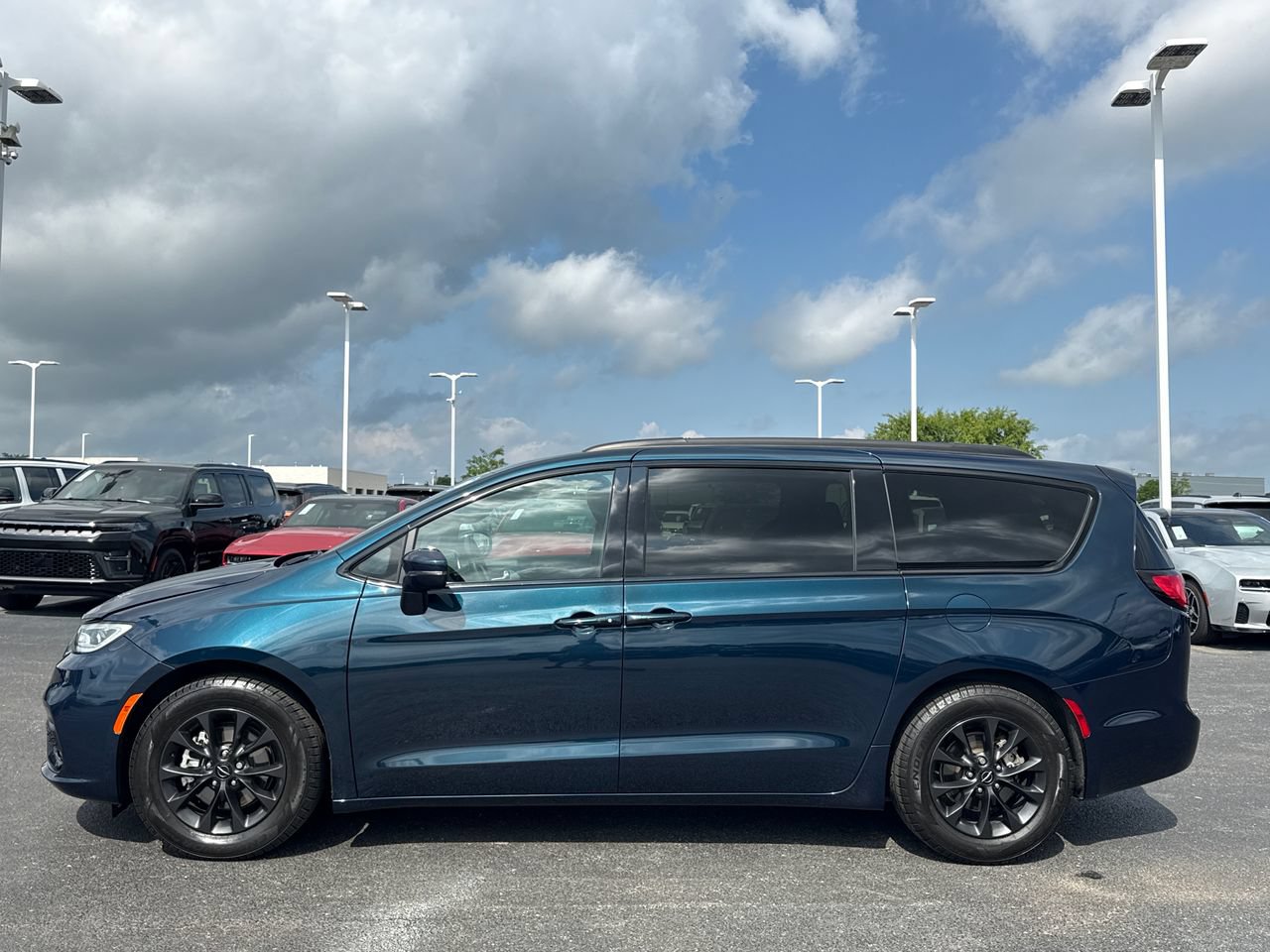 Used 2022 Chrysler Pacifica Touring-L w/ S Appearance Package FWD image 6