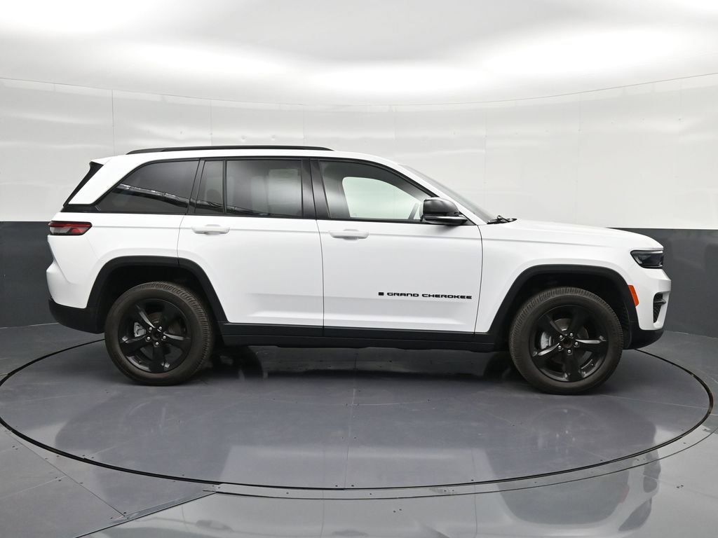 Used 2022 Jeep Grand Cherokee Altitude RWD image 4