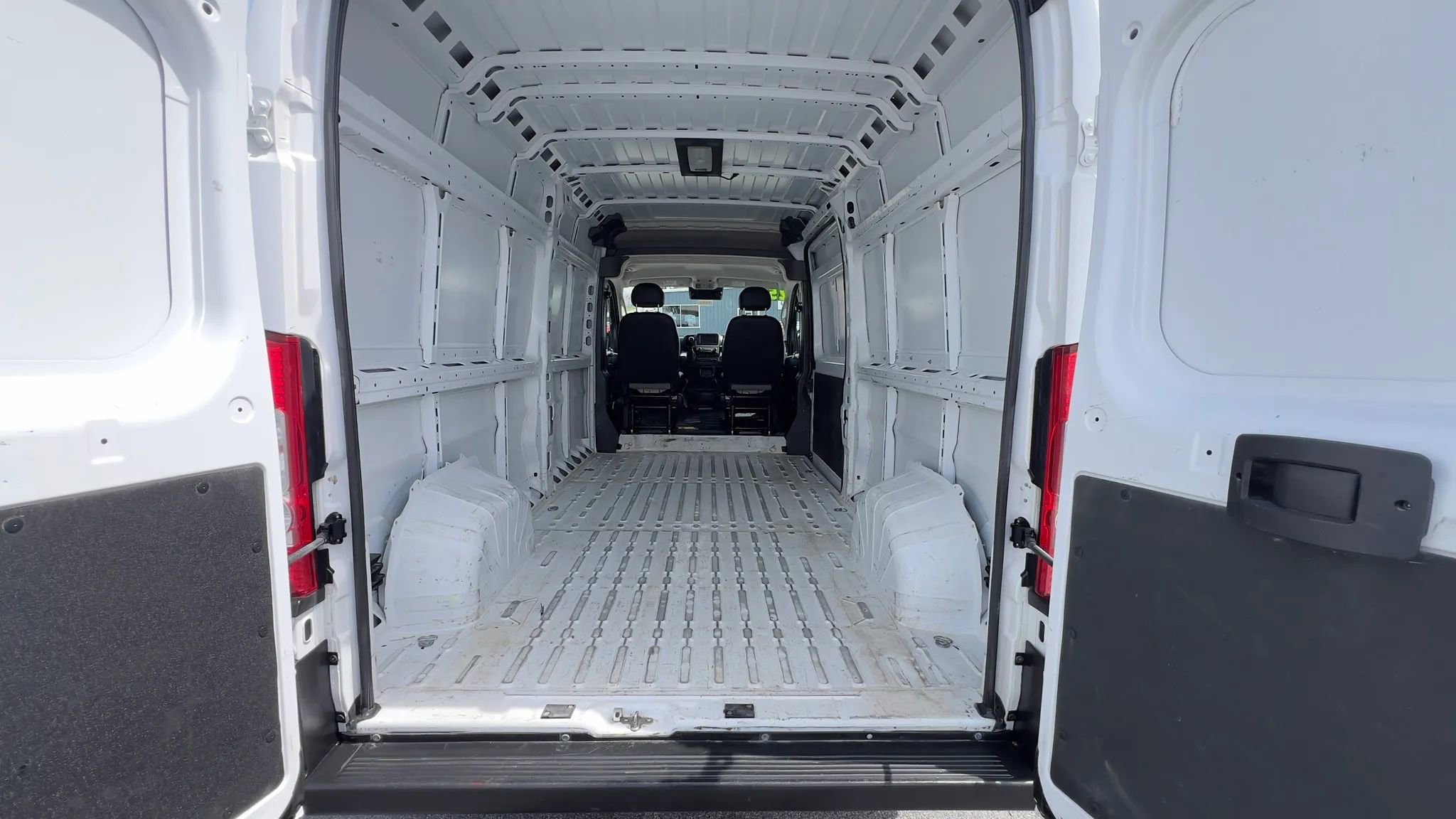 Used 2025 RAM ProMaster 2500 w/ Convenience Group FWD image 13