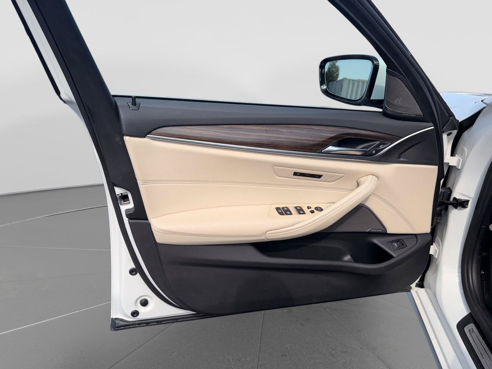 Used 2022 BMW 530i w/ Premium Package RWD image 9