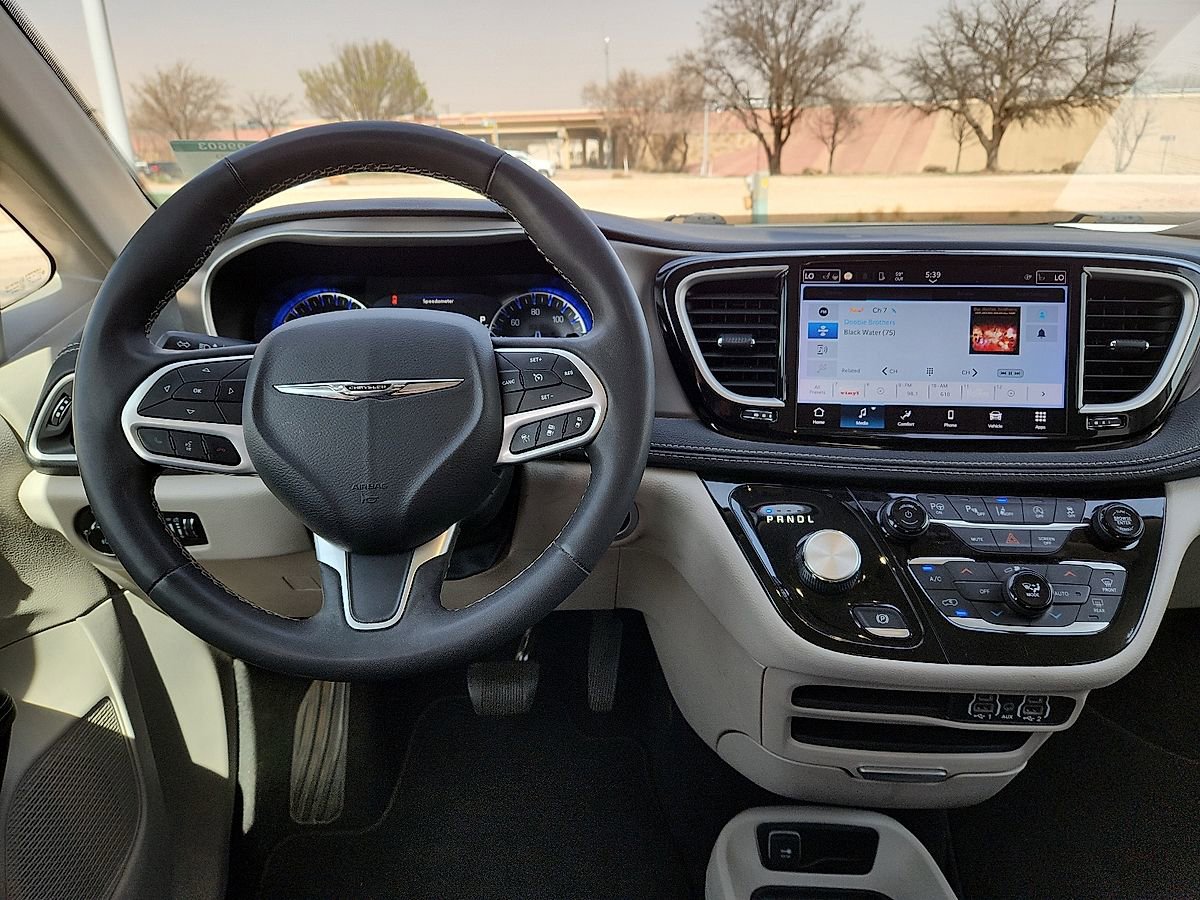 Used 2023 Chrysler Pacifica Touring-L FWD image 6