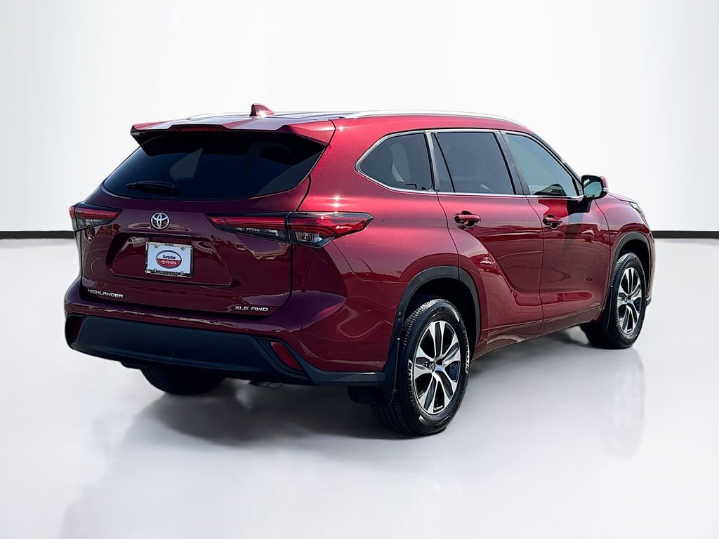 Used 2023 Toyota Highlander XLE AWD/4WD image 5