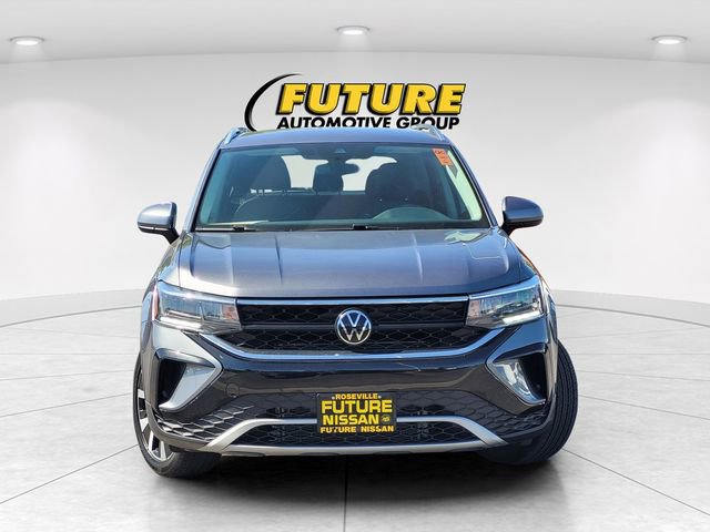 Used 2024 Volkswagen Taos SE image 2