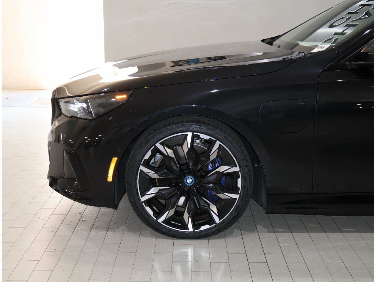 Used 2025 BMW 550e xDrive w/ Premium Package AWD/4WD image 4
