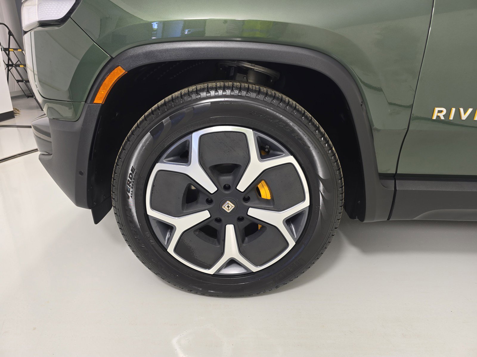 Used 2024 Rivian R1S Adventure AWD/4WD image 9