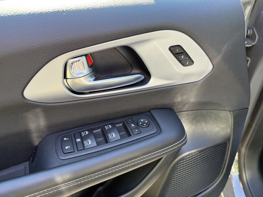 Used 2025 Chrysler Pacifica Limited FWD image 21