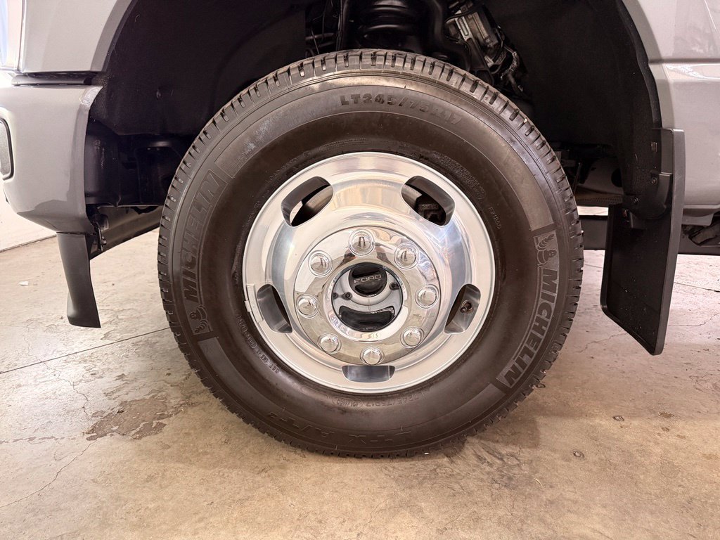 Certified 2025 Ford F350 Platinum AWD/4WD image 15
