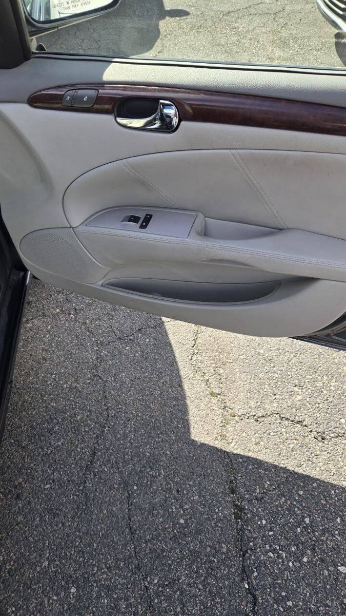 Used 2010 Buick Lucerne CXL FWD image 15