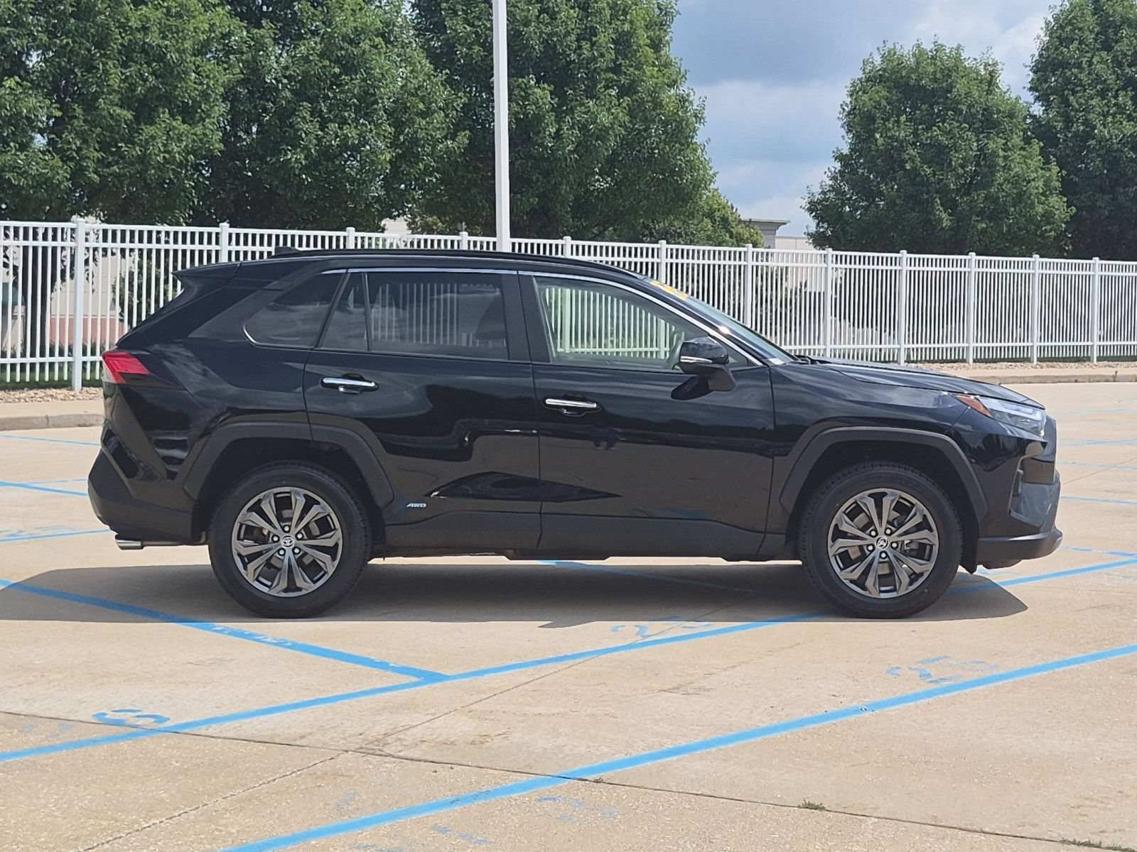 Used 2022 Toyota RAV4 Limited w/ Limited Grade Weather Package AWD/4WD image 5