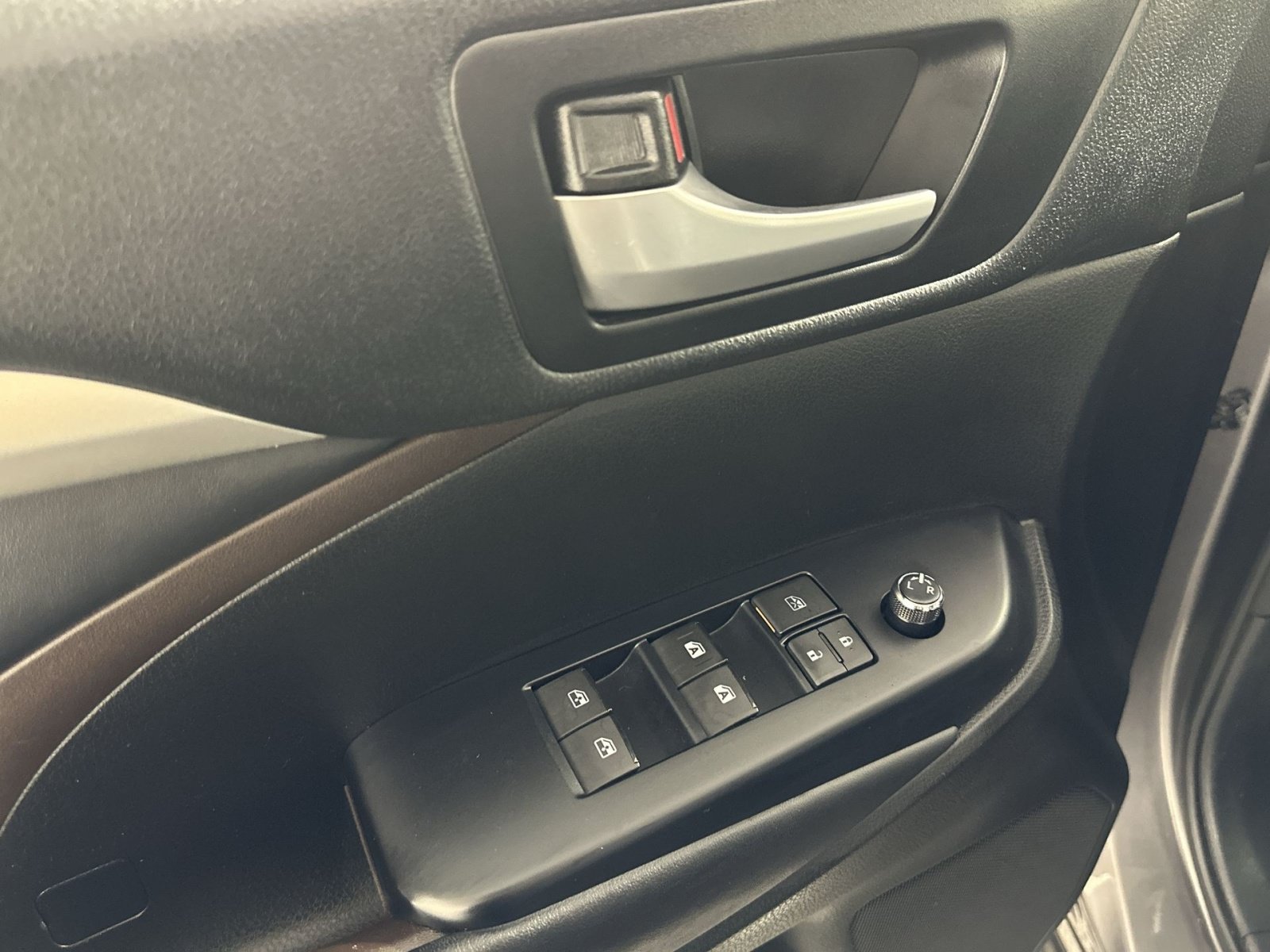 Used 2017 Toyota Highlander XLE AWD/4WD image 15