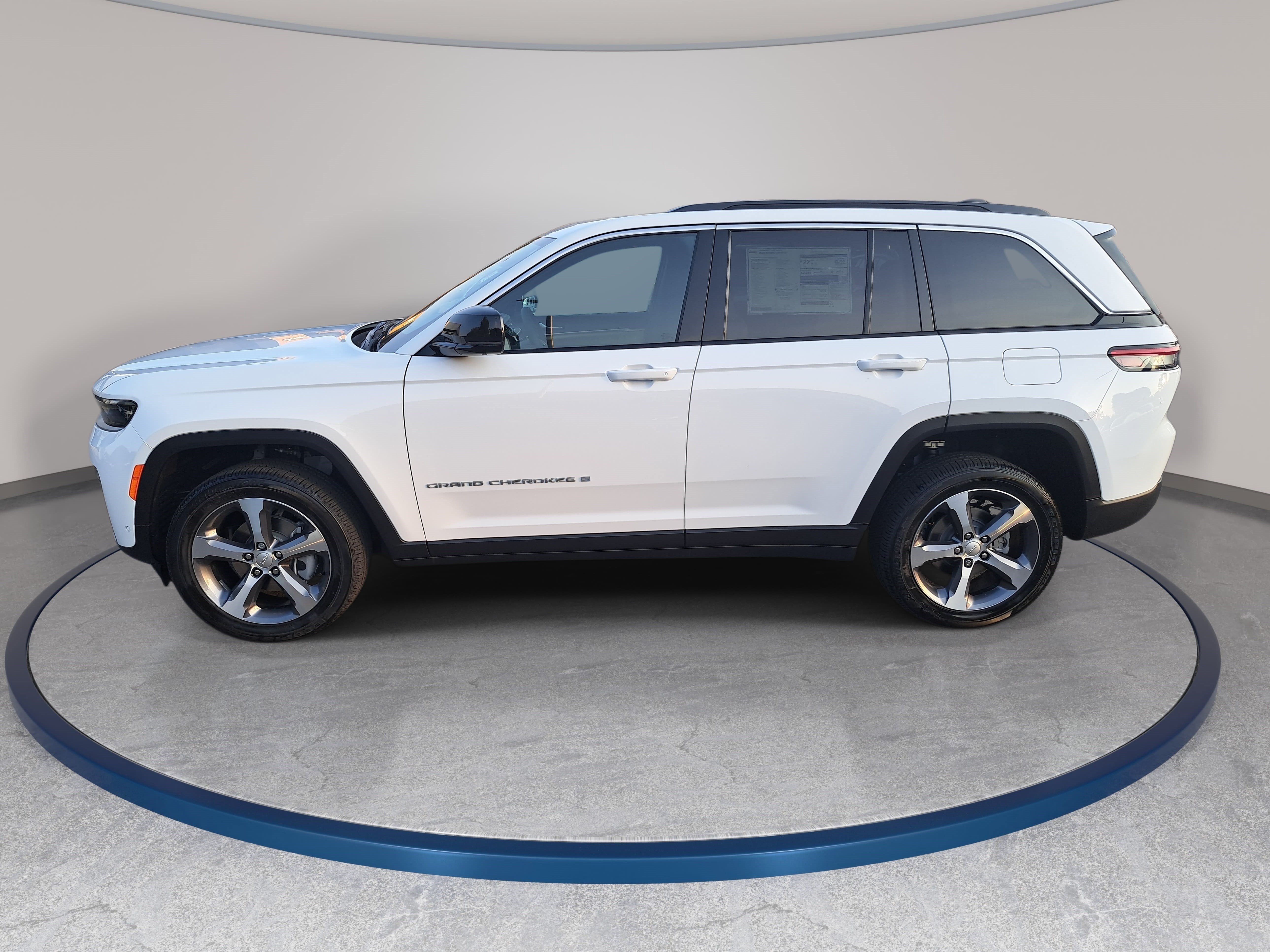 New 2026 Jeep Grand Cherokee Limited w/ Luxury Tech Group II AWD/4WD image 8