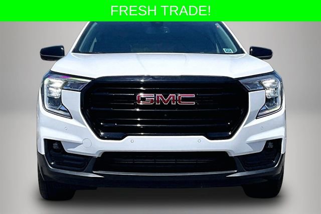 Used 2024 GMC Terrain SLT w/ Infotainment Package II FWD image 3