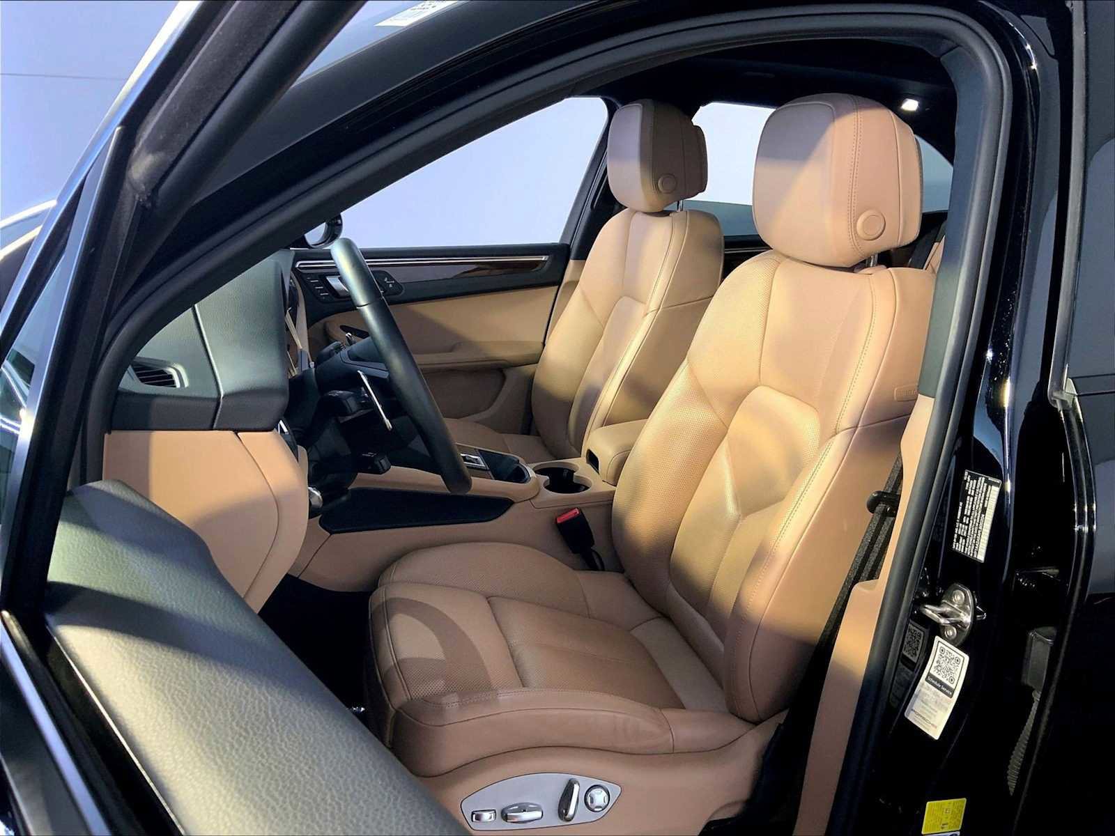 Certified 2023 Porsche Macan image 5