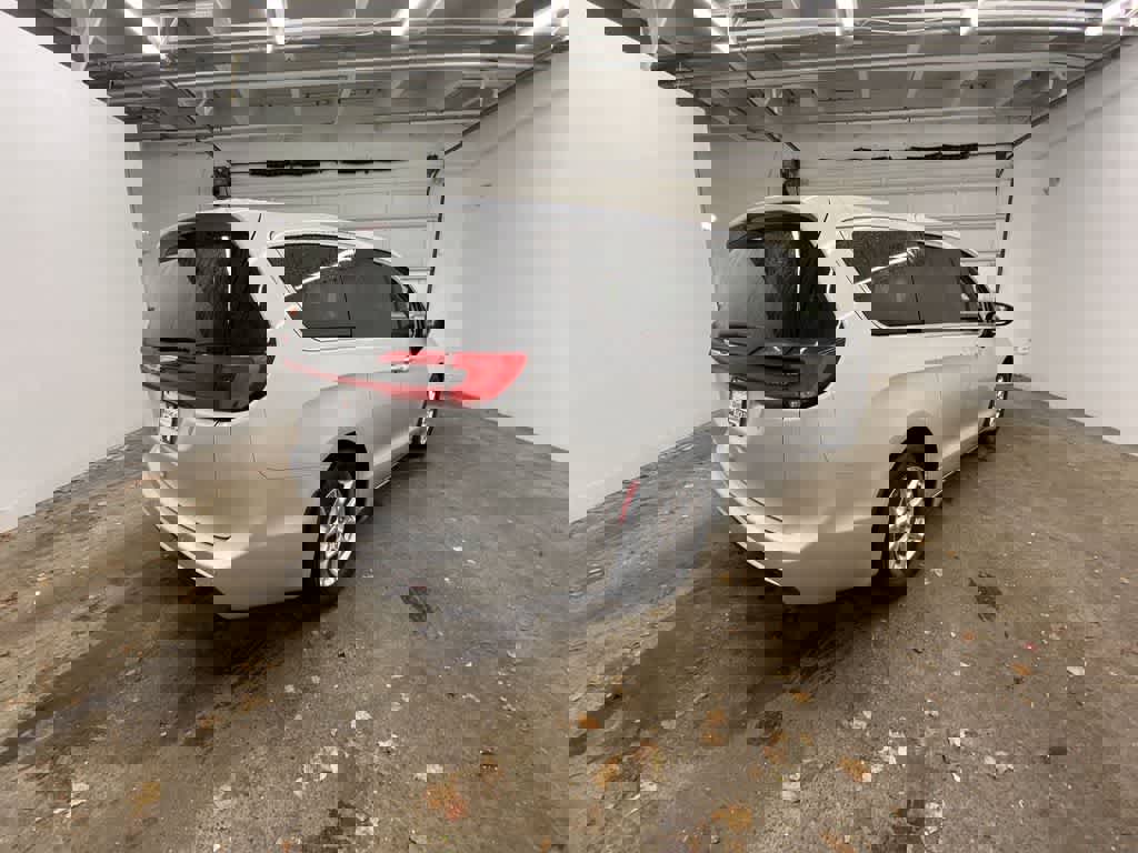 Used 2024 Chrysler Pacifica Touring-L image 6