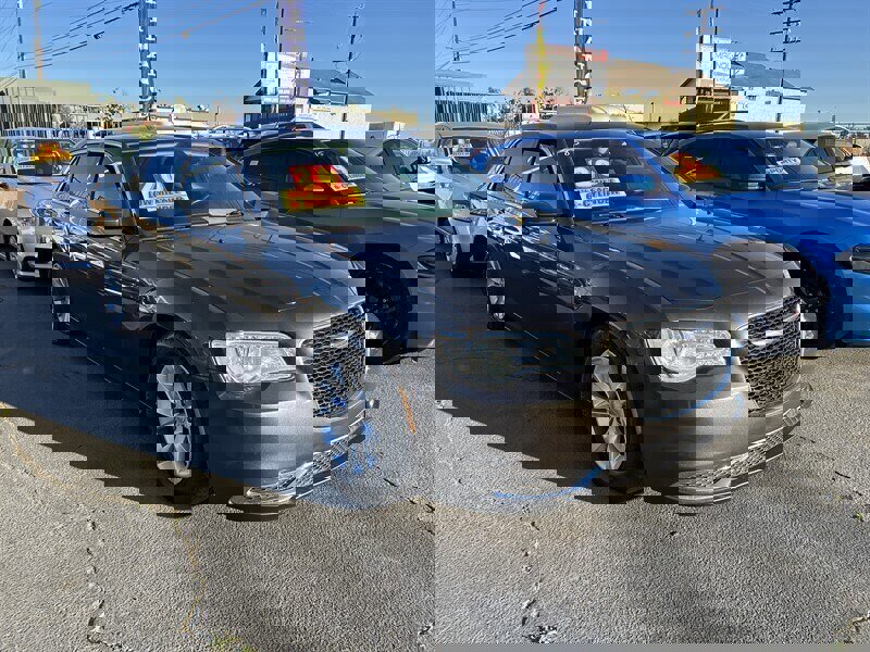 Used 2020 Chrysler 300 Touring image 2