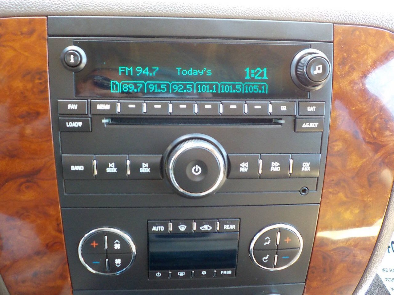 Used 2009 Chevrolet Suburban LT w/ Luxury Package RWD image 17