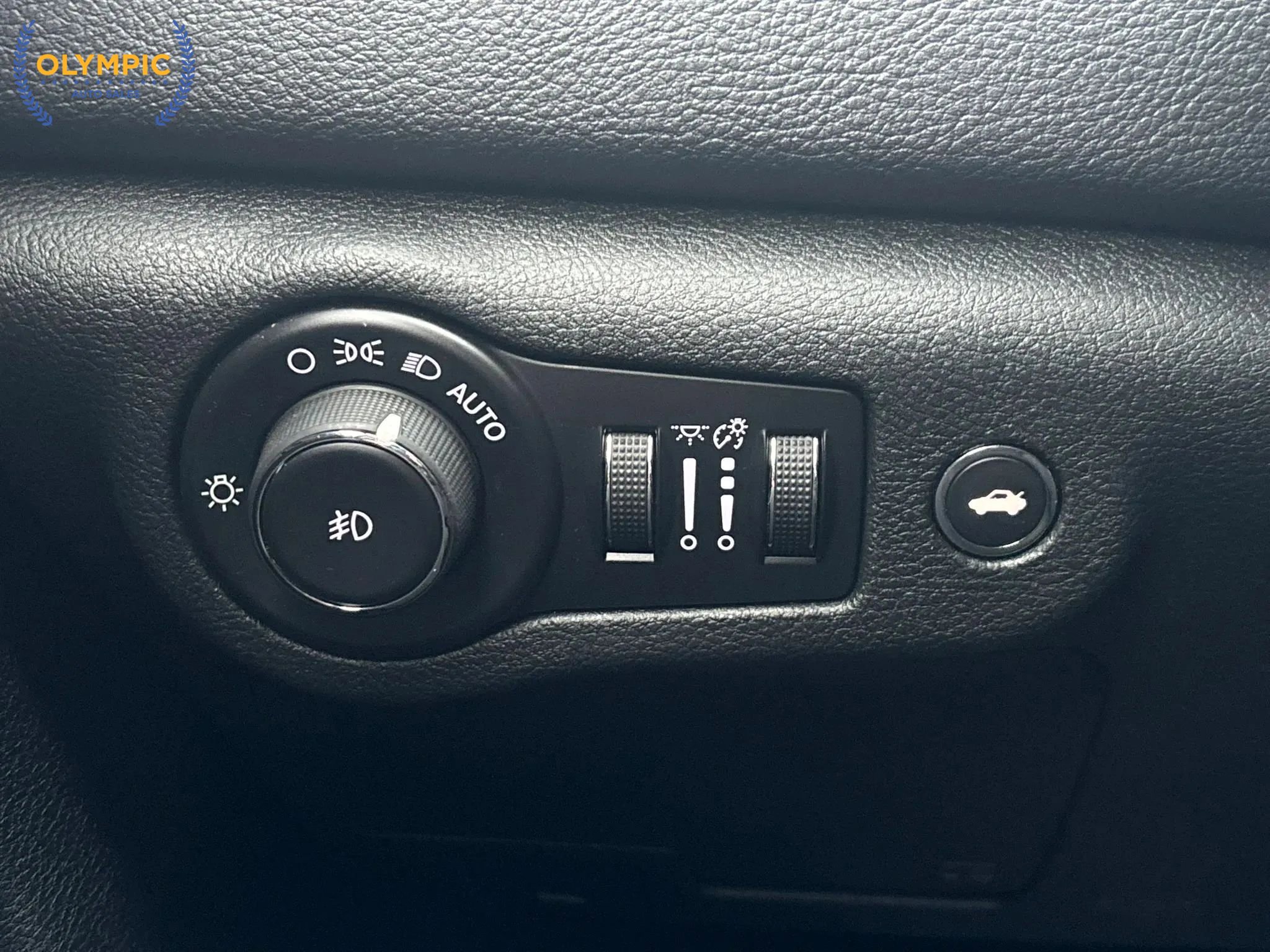 Used 2015 Chrysler 200 S FWD image 33