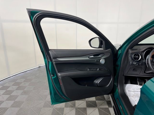 Used 2025 Alfa Romeo Stelvio Sprint AWD/4WD image 15