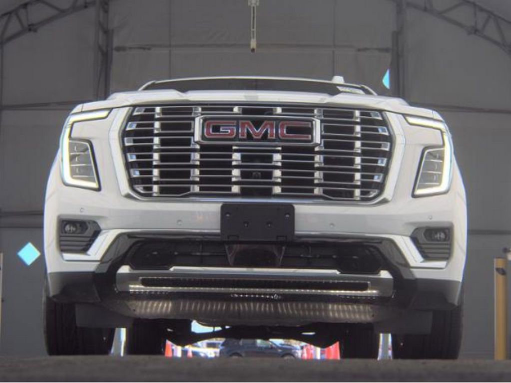 Used 2025 GMC Yukon XL Denali AWD/4WD image 3