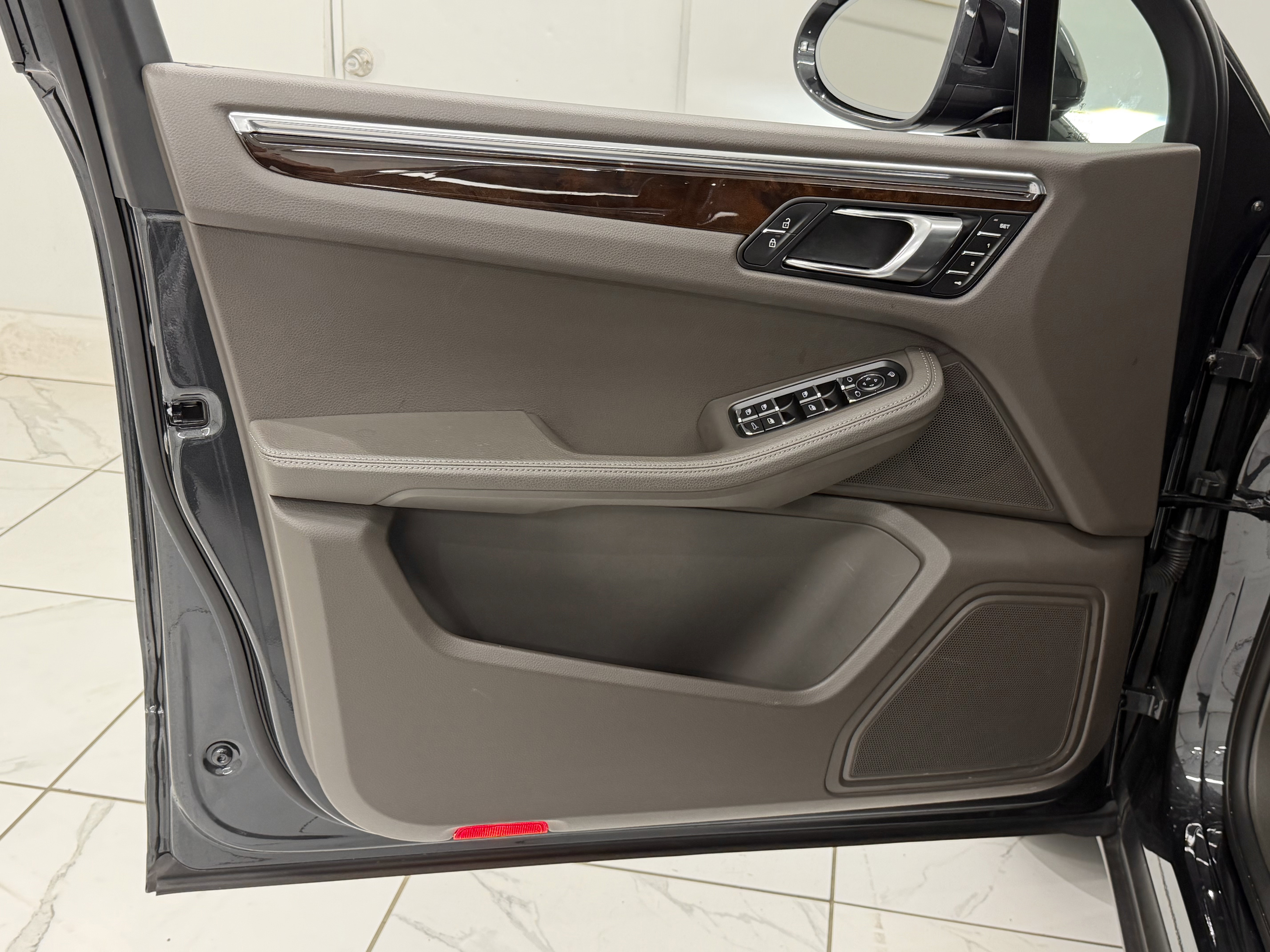 Certified 2025 Porsche Macan image 27