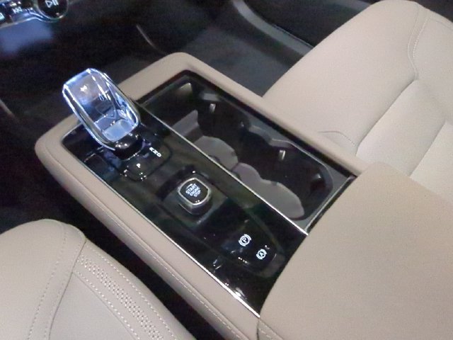 New 2026 Volvo XC90 T8 Plus w/ Protection Package AWD/4WD image 24