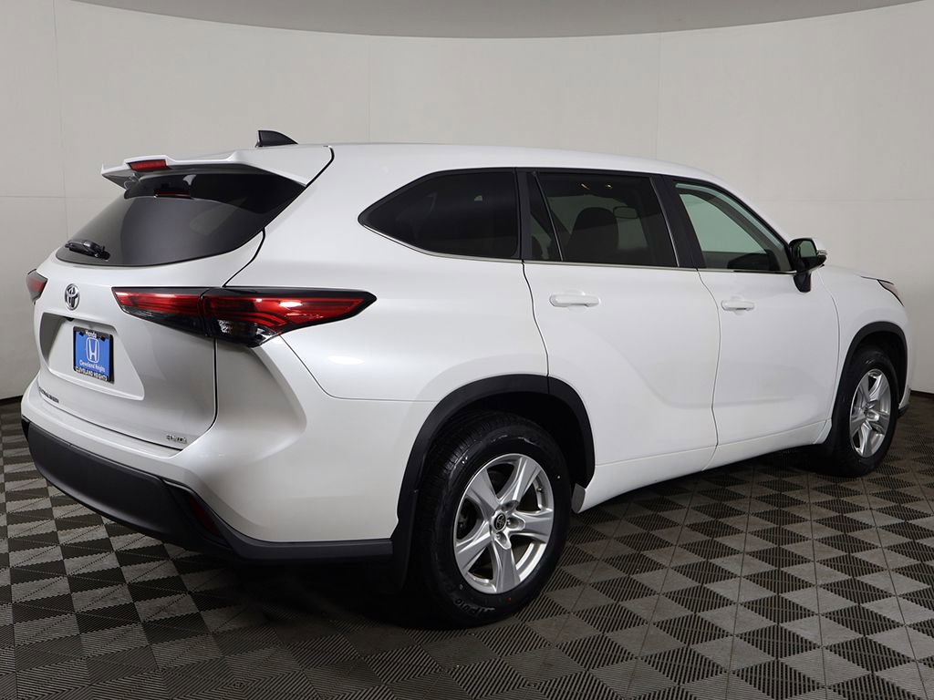 Used 2023 Toyota Highlander L AWD/4WD image 7