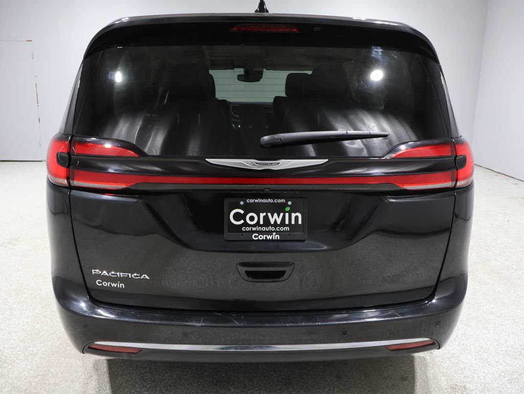 Used 2023 Chrysler Pacifica Touring-L image 3