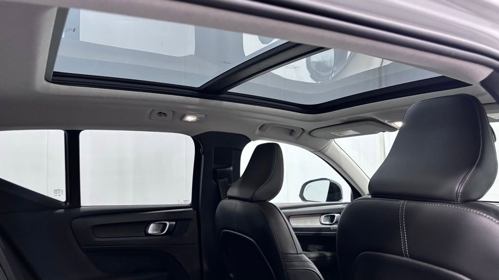 Certified 2023 Volvo XC40 B5 Plus w/ Protection Package Premier image 28