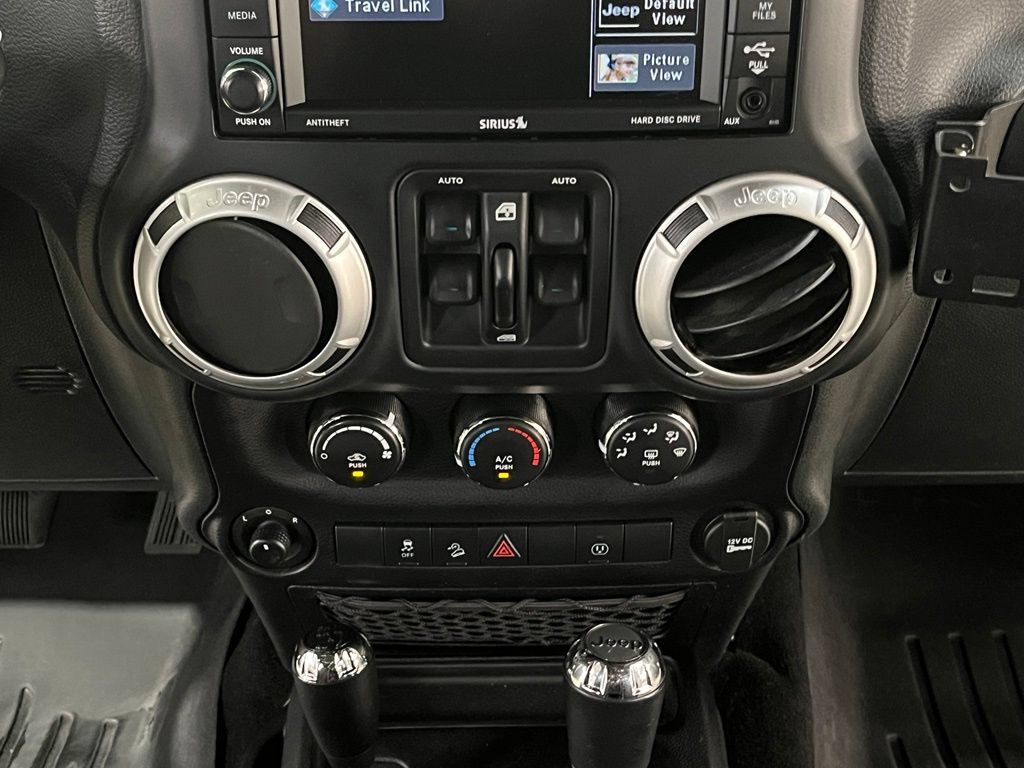 Used 2015 Jeep Wrangler Unlimited Rubicon w/ Connectivity Group AWD/4WD image 23