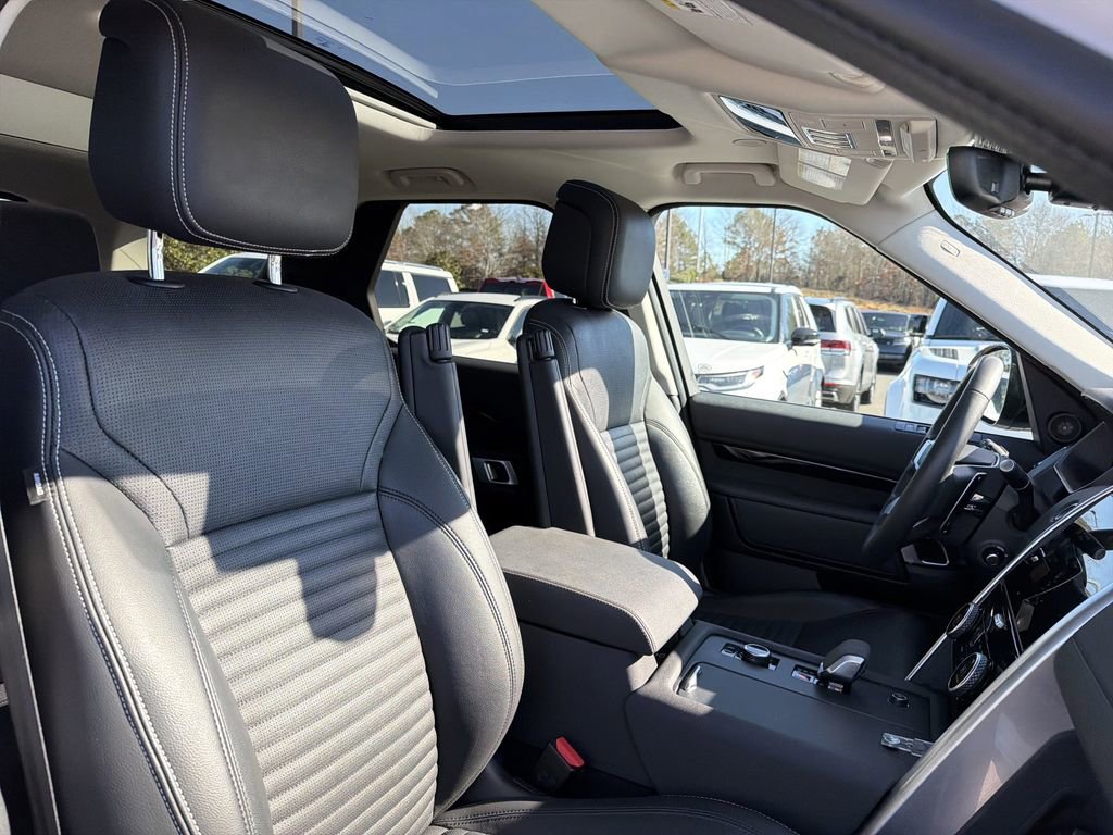 Used 2024 Land Rover Discovery S image 17