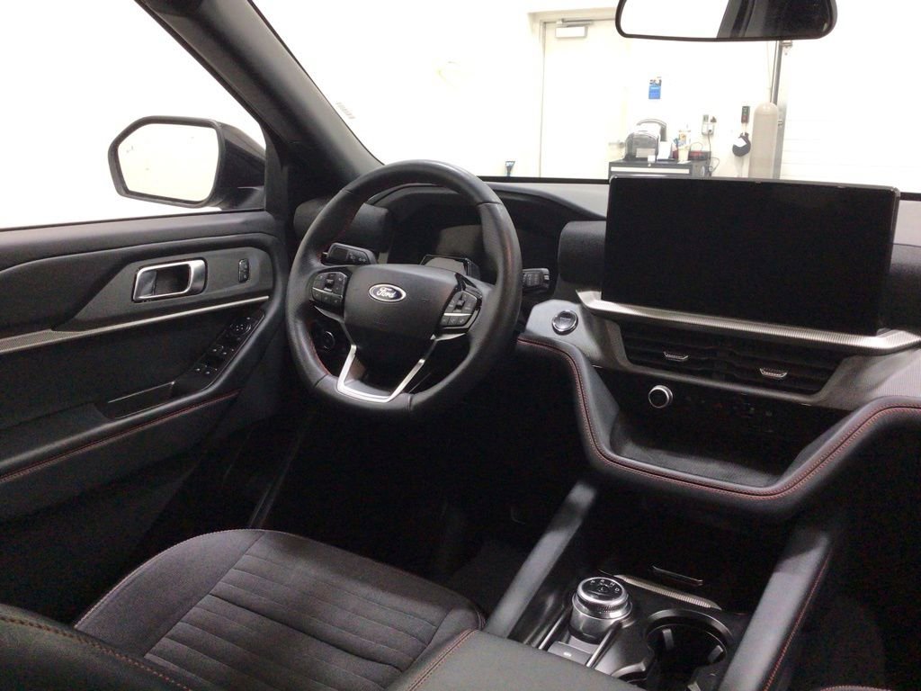 Used 2025 Ford Explorer ST-Line w/ ST-Line Street Pack AWD/4WD image 15