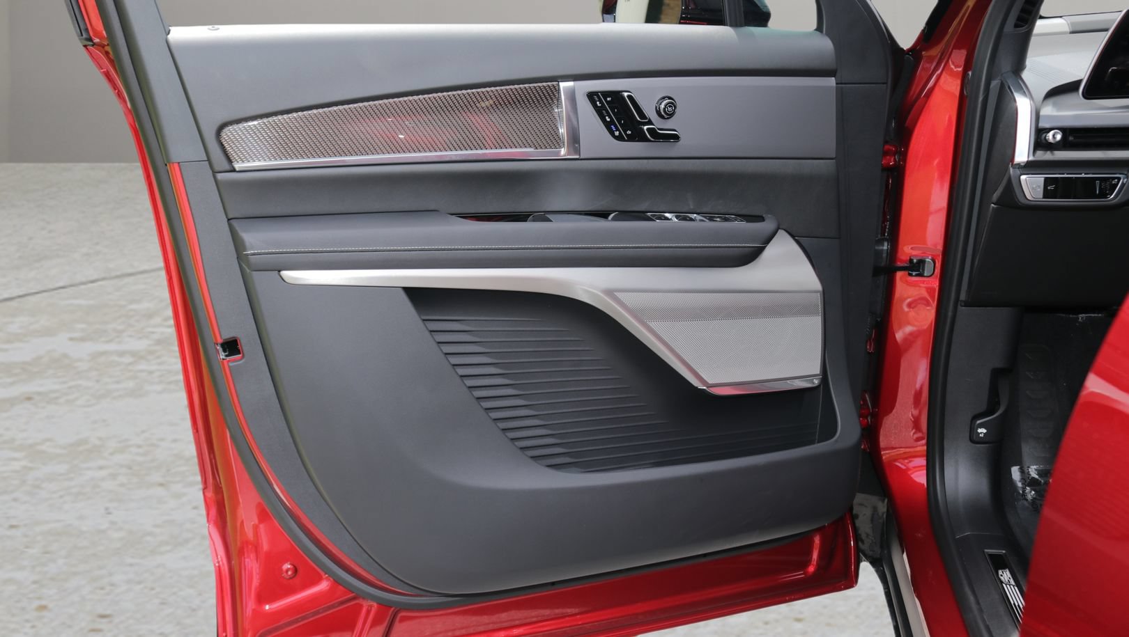 New 2027 Cadillac Vistiq Sport w/ LPO, Floor Liner Package AWD/4WD image 9