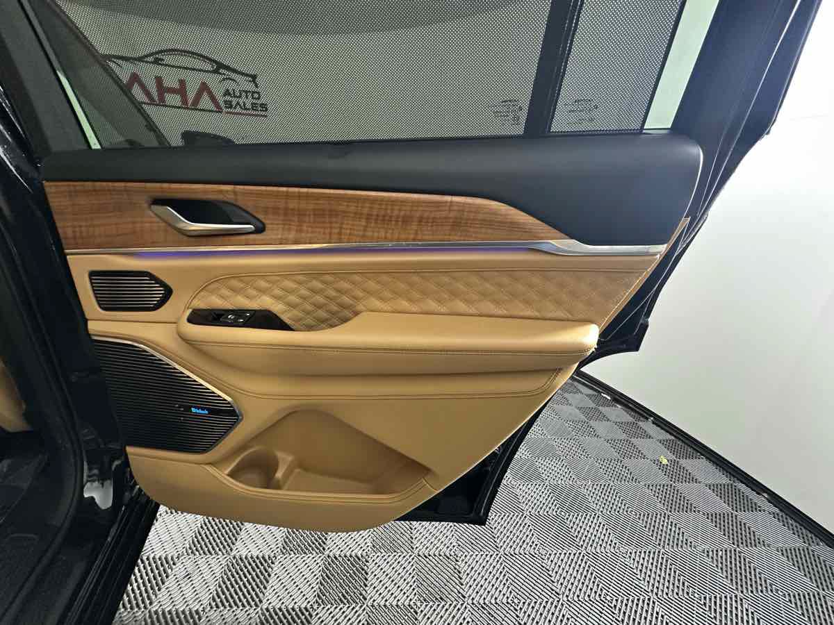 Used 2021 Jeep Grand Cherokee L Summit AWD/4WD image 19