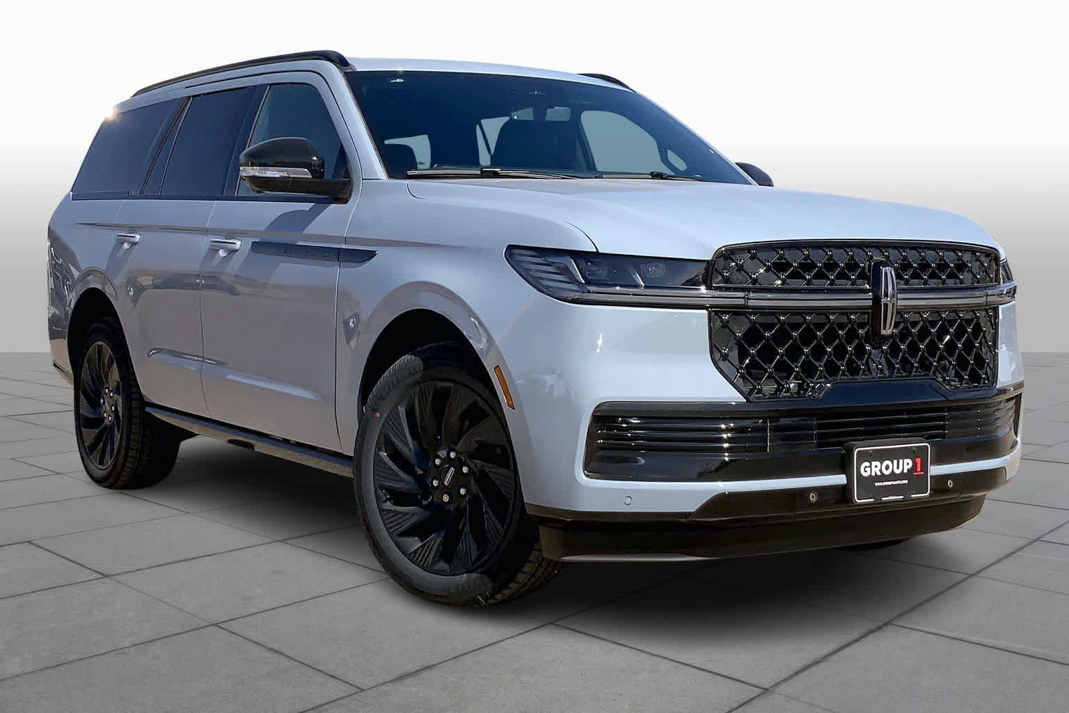 New 2026 Lincoln Navigator Reserve w/ Jet Appearance Package AWD/4WD image 2