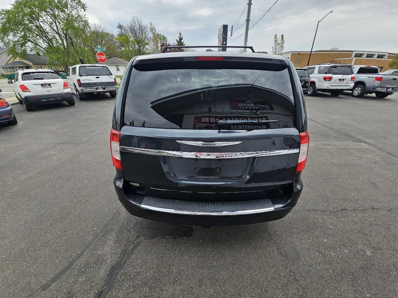 Used 2014 Chrysler Town & Country Touring FWD image 9