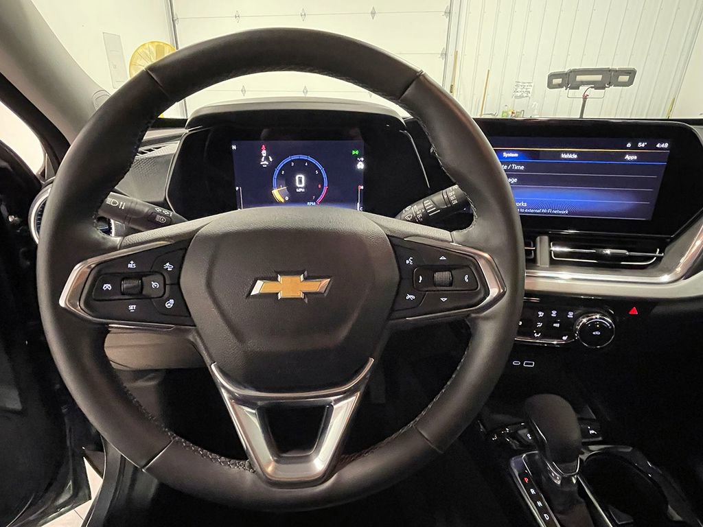 Used 2024 Chevrolet Trax LT w/ Sunroof Package image 34