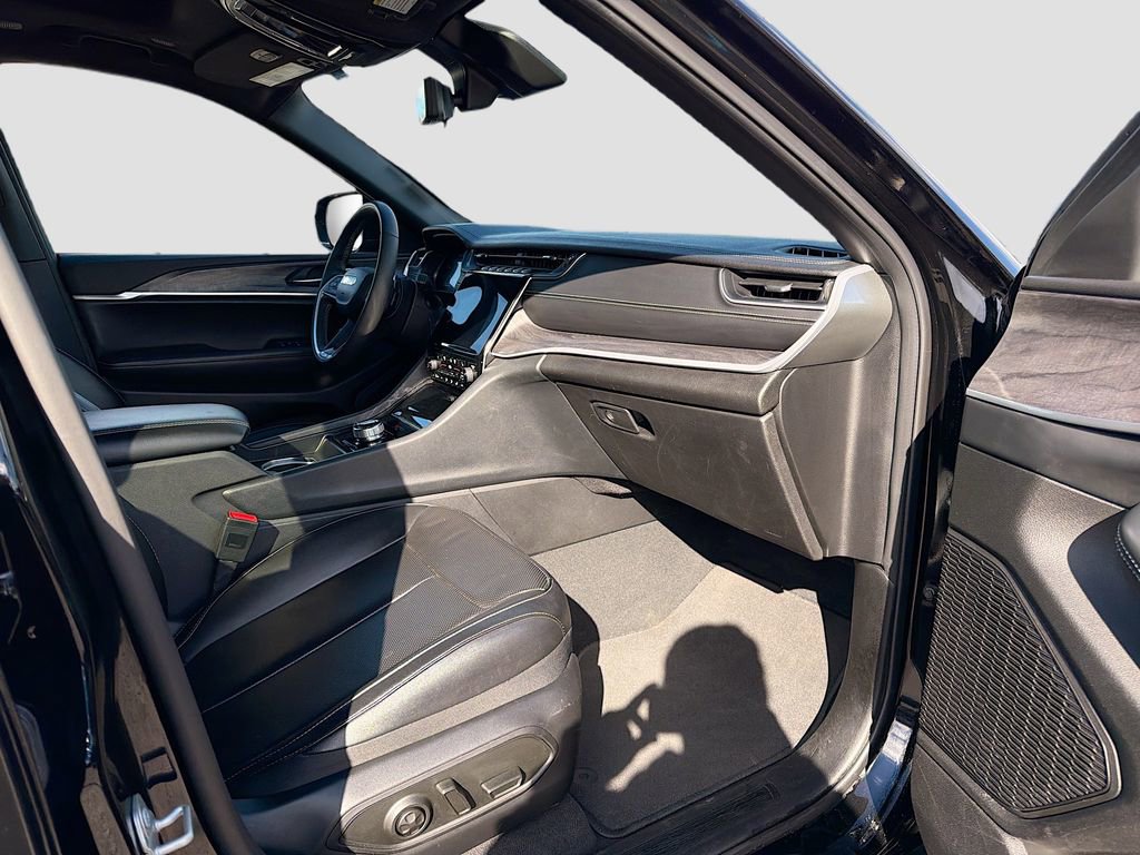 Used 2024 Jeep Grand Cherokee L Limited w/ Luxury Tech Group II image 16