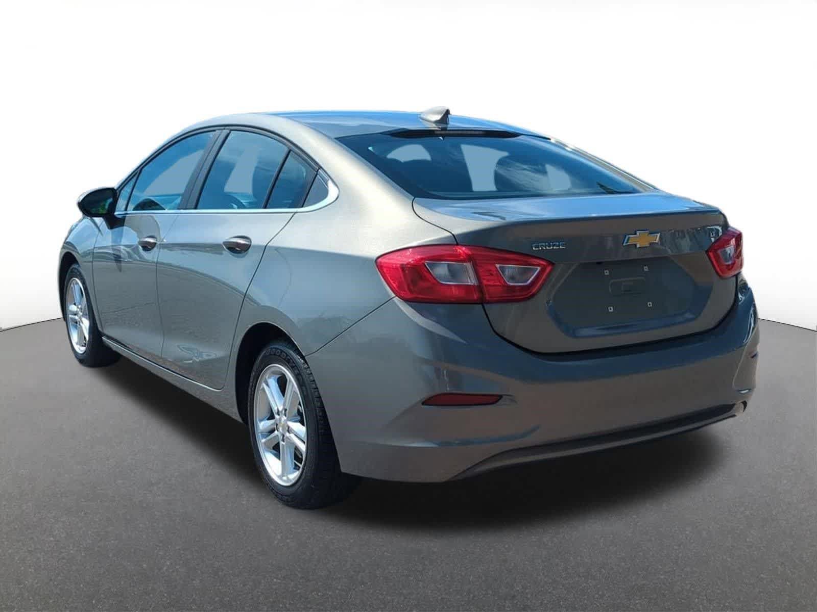 Used 2017 Chevrolet Cruze LT FWD image 4