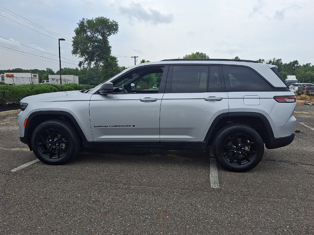 Used 2024 Jeep Grand Cherokee Altitude AWD/4WD image 7