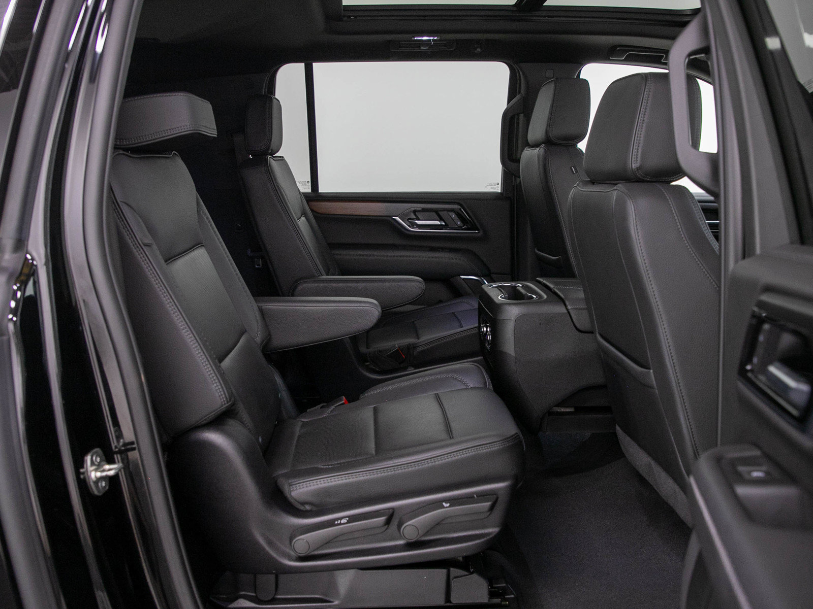 Used 2025 GMC Yukon XL Denali w/ Sun & Power Step Package AWD/4WD image 12