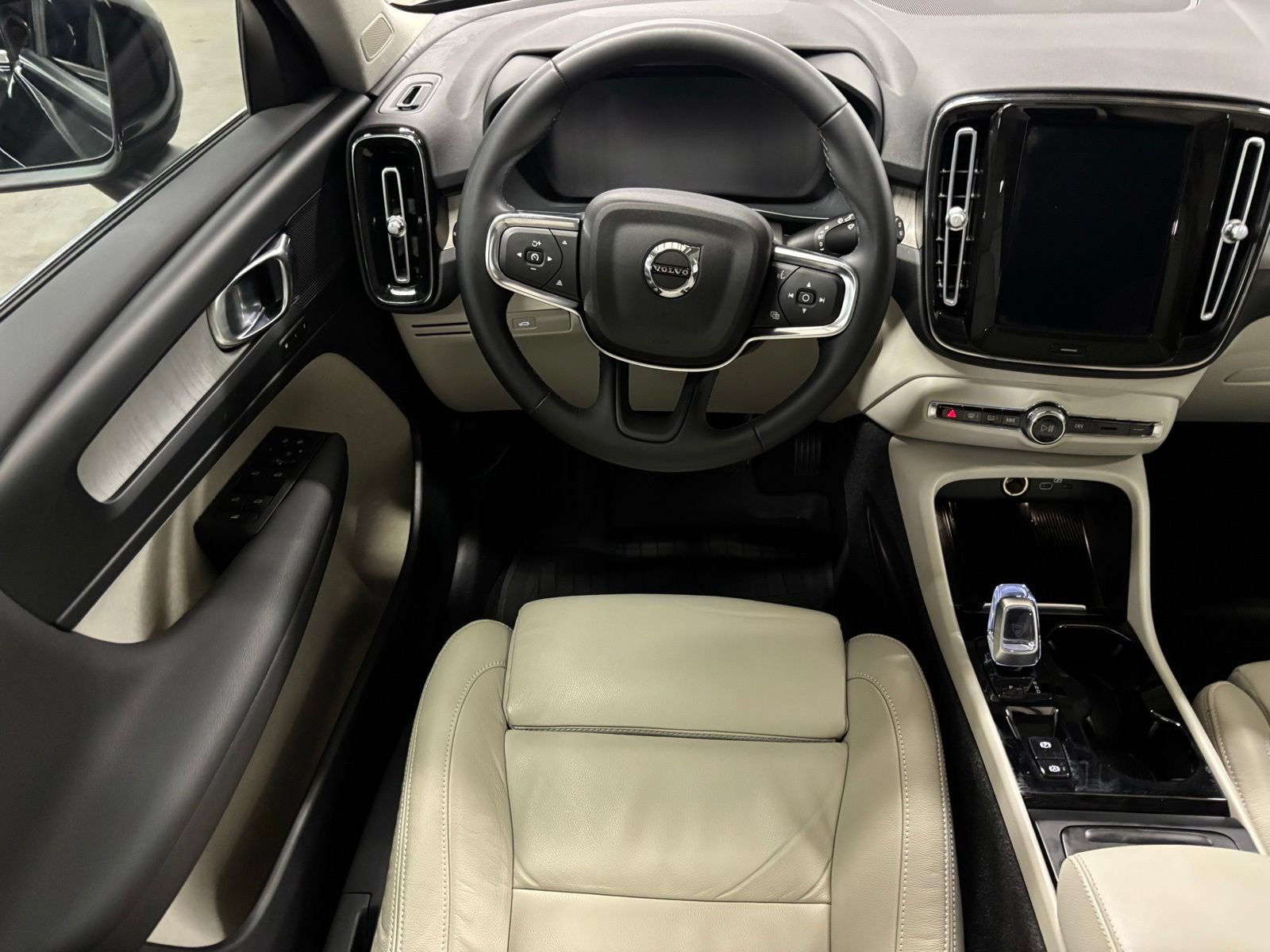 Used 2023 Volvo XC40 B5 Plus w/ Driver Assist Package AWD/4WD image 12