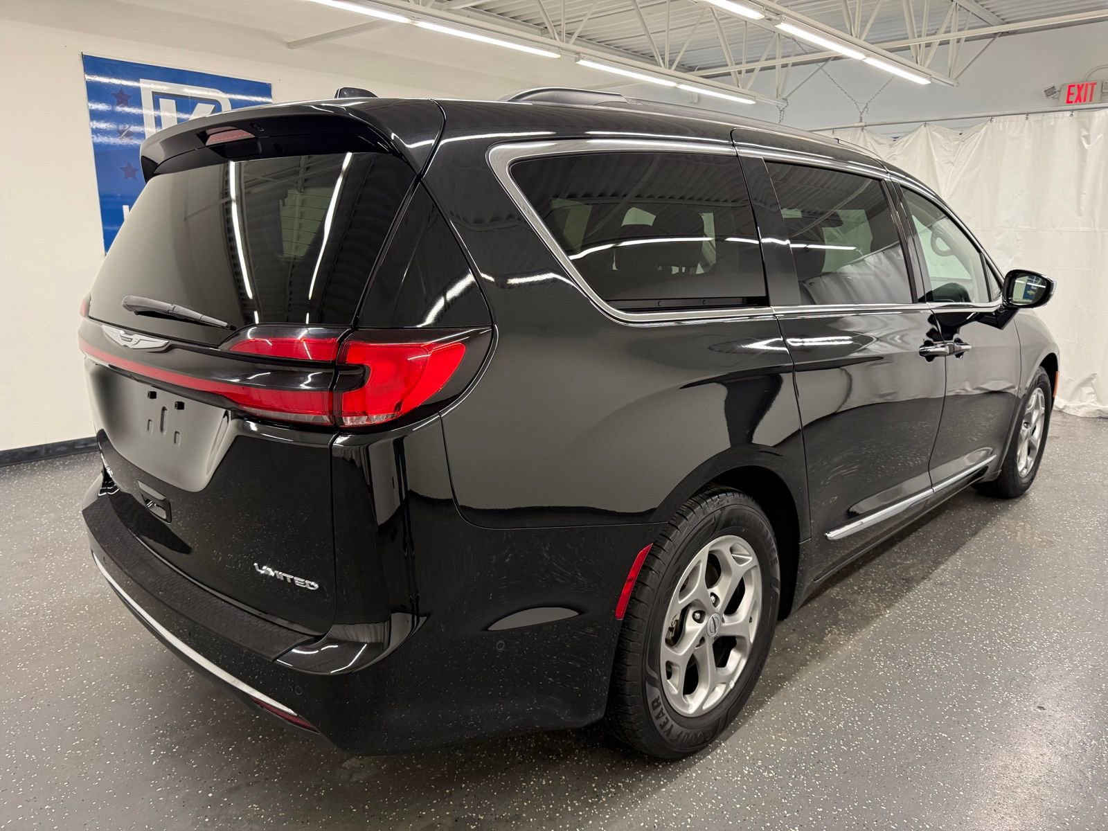 Used 2022 Chrysler Pacifica Limited image 2