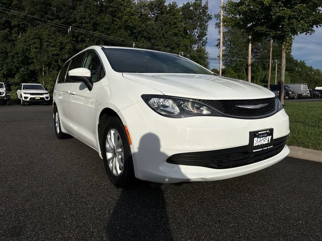 Used 2017 Chrysler Pacifica Touring w/ Tire & Wheel Group FWD image 2