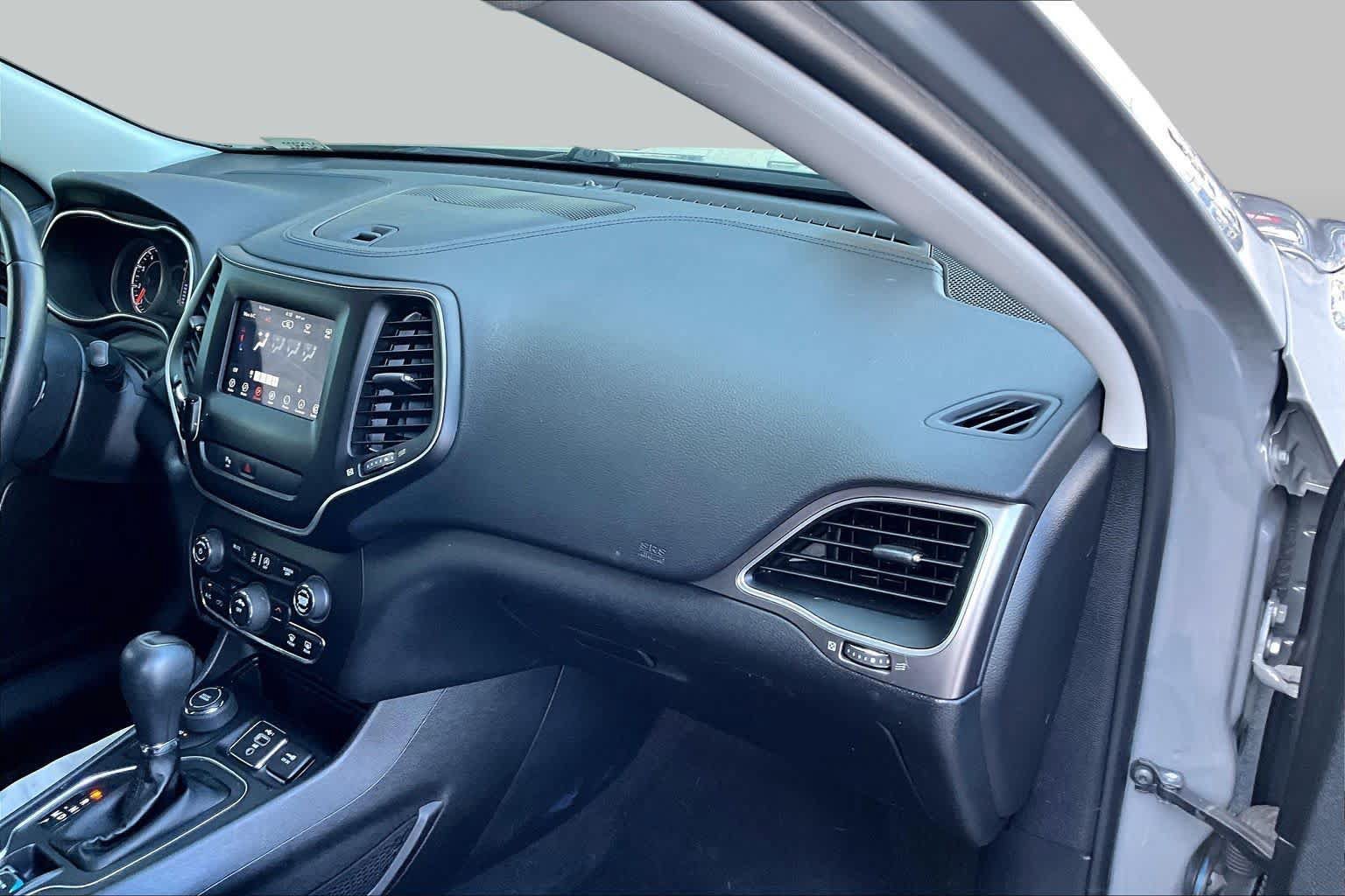 Used 2019 Jeep Cherokee Latitude Plus AWD/4WD image 18