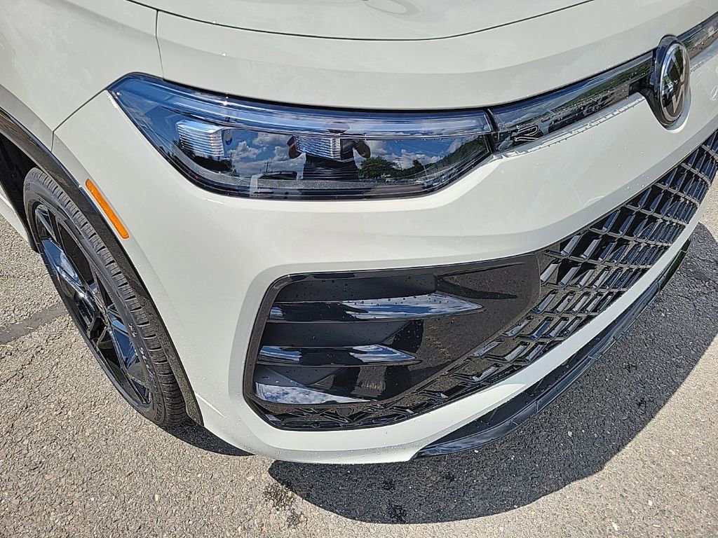 New 2025 Volkswagen Tiguan SE R-Line image 3