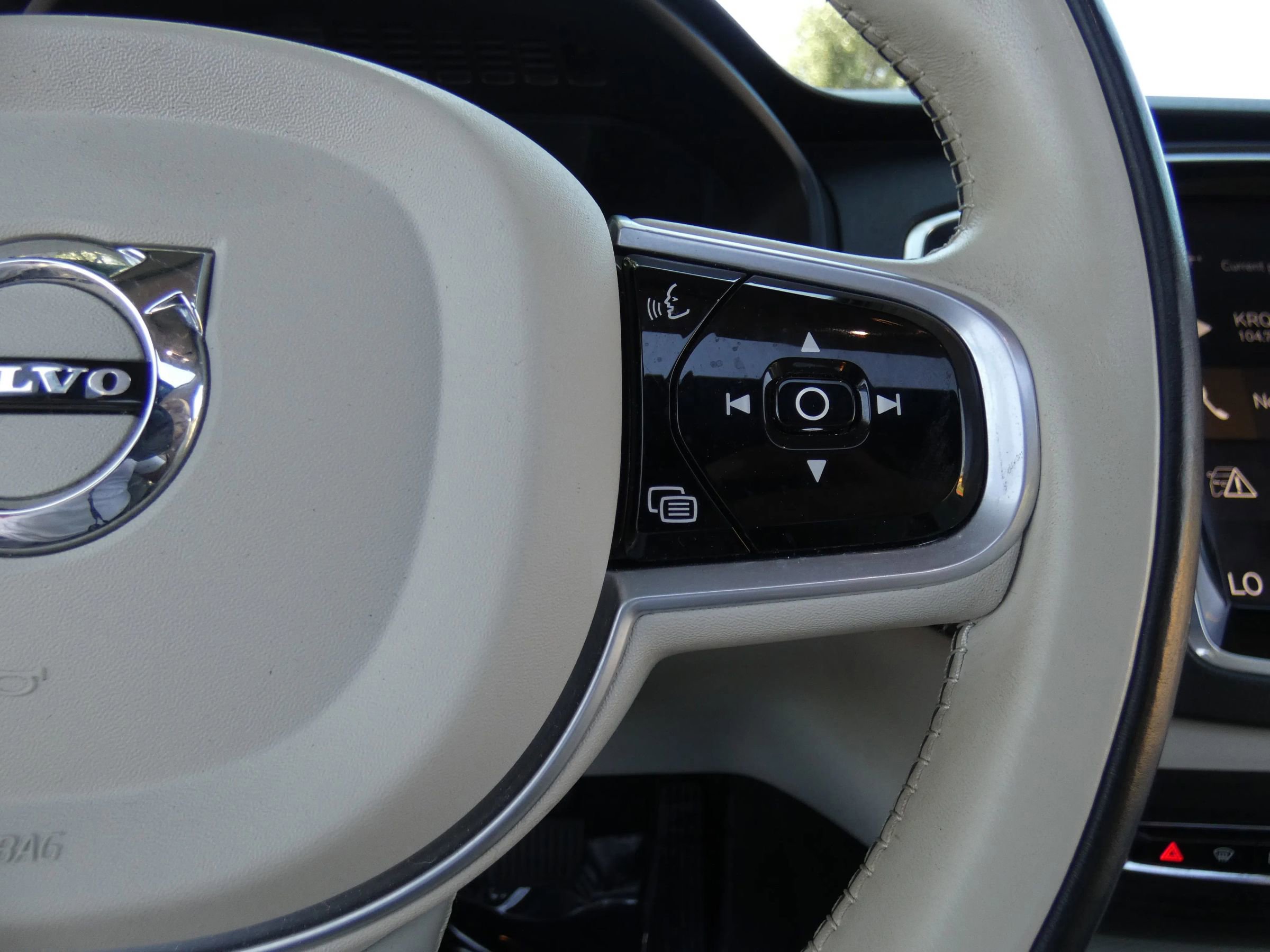 Used 2020 Volvo XC90 T6 Momentum image 71